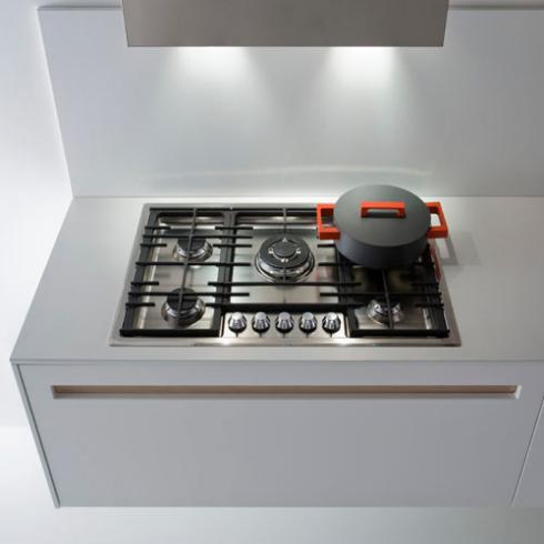 916-bep12 916 bep12 Bếp trắng tinh khôi phối thêm màu đẹp tạo điểm nhấn