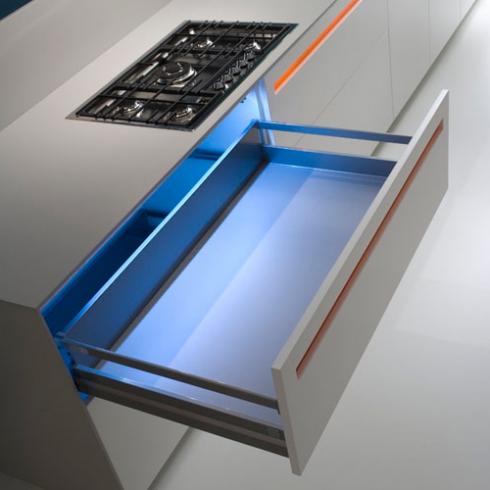 916-bep13 916 bep13 Bếp trắng tinh khôi phối thêm màu đẹp tạo điểm nhấn