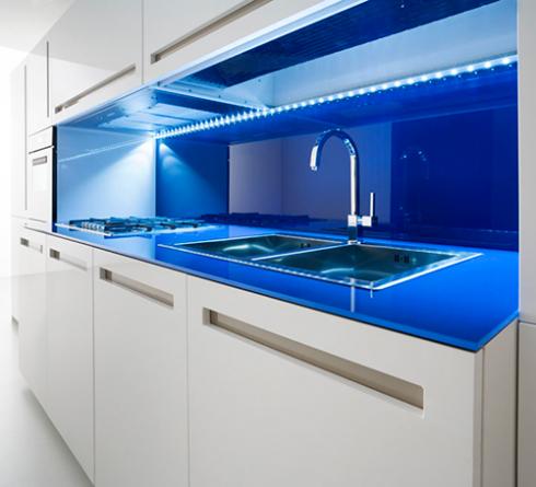 916-bep14 916 bep14 Bếp trắng tinh khôi phối thêm màu đẹp tạo điểm nhấn