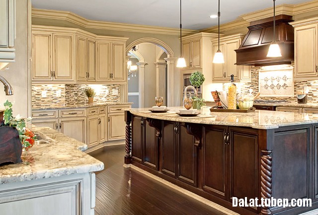 traditional kitchen cabinets 34 Tủ bếp cổ điển gỗ Sồi Nga sơn men chữ U có bàn đảo   GLCDT01